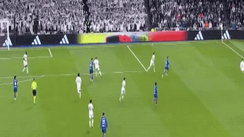 曼联主场险胜伊普斯维奇，马奎尔头球破门助胜利